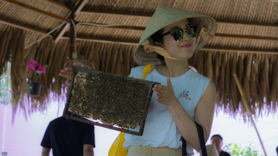 apicultrice au chapeau et lunettes de soleil