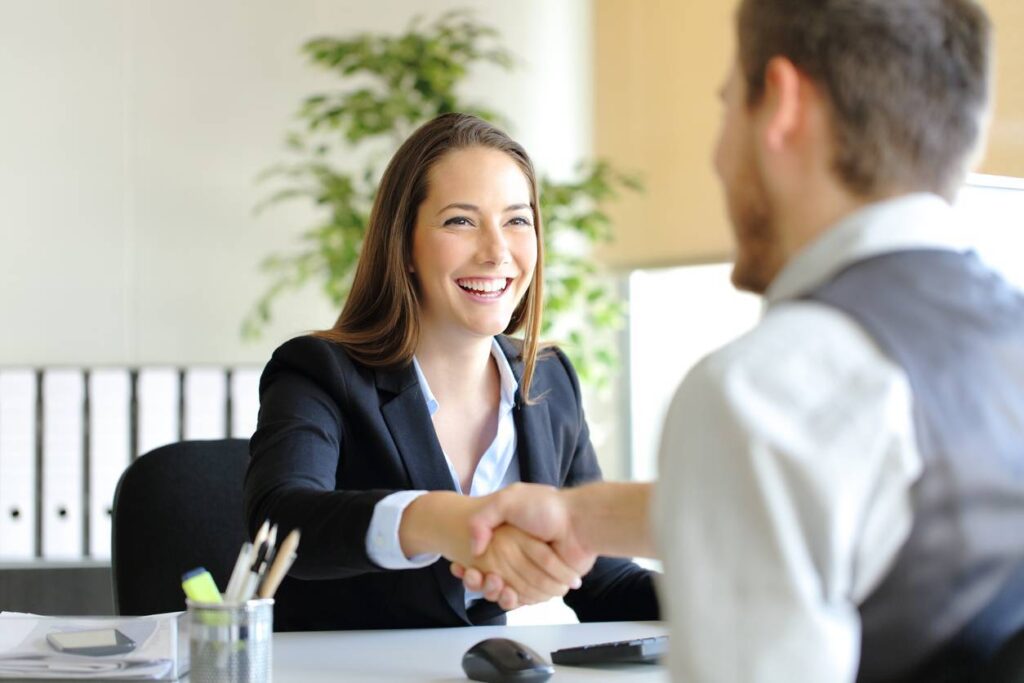 agence matrimoniale femme brune serre la main d'un homme