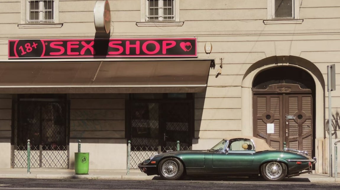 sexshop avec belle voiture de collection pub boutique érotique en ligne