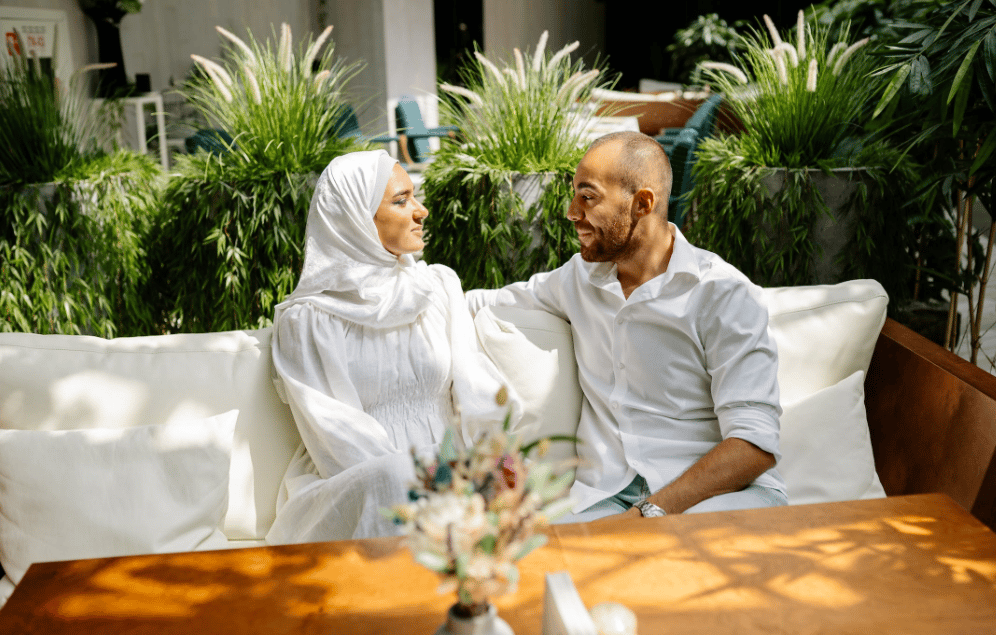 couple de musulmans américains avec une femme voilée en blanc